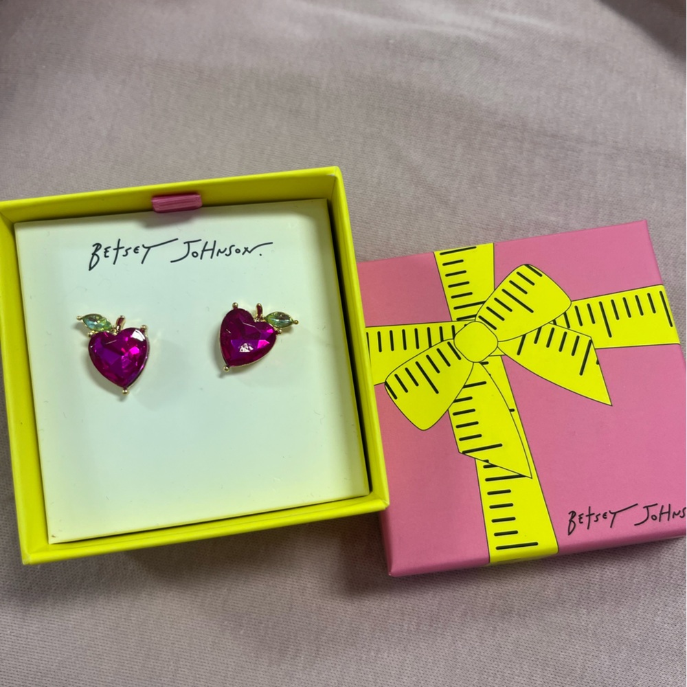 NWT ⚜️💖⚜️ Betsey Johnson Gorgeous Gem Apple Stud Earrings - Picture 3 of 10